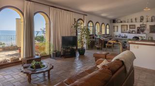 Chalet in Barri de Mar. Una propiedad única frente a la playa del faro en vilanova i la