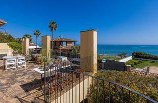 Chalet in Barri de Mar. Una propiedad única frente a la playa del faro en vilanova i la
