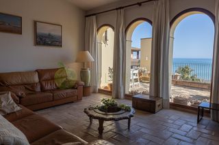 Chalet in Barri de Mar. Una propiedad única frente a la playa del faro en vilanova i la