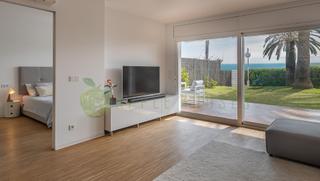 Planta baja  Calle de socias. Exclusivo apartamento con jardín frente al mar en sitges