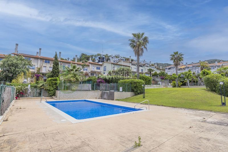 Foto 2c426b1d-4a78-4c7d-96d4-ca4386ac6fc6. Casa adossada amb calefacció aparcament piscina a Sitges