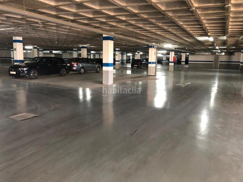 Foto 013e328d-2a65-4439-b6c2-29c9db853ae1. Parking voiture dans Parque Lagos Granada