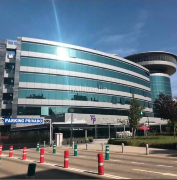 Foto 12ebc8c4-4c58-4298-b3c1-a26d63d32c1c. Parking voiture dans Parque Lagos Granada