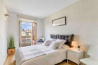 Location Appartement  Plaça de la independència. Piso elegante para estancia prolongada