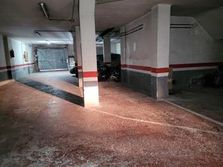 Autoparkplatz in Collblanc. Plaza de parking de 11m para coche pequeo en collblanc