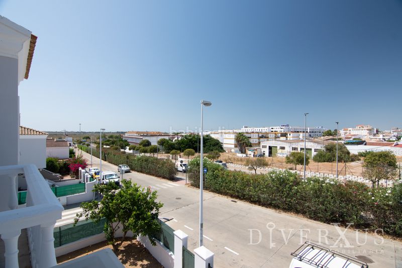 Foto 432f71f2-2eff-4eb8-a305-e4d145d69b7b. Casa aparellada amb xemeneia calefacció aparcament a Ayamonte