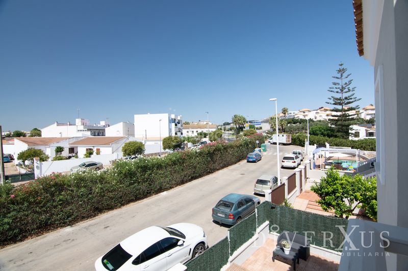 Foto 78b7aa34-eb86-453b-95fe-5a6915d28695. Casa aparellada amb xemeneia calefacció aparcament a Ayamonte