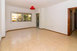 Piso en Avenida sinforiano madroñero 35. Piso de cuatro dormitorios y patio en sinforiano