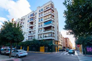Appartement  Calle adelardo covarsí 2. Amplia vivienda de 5 dormitorios con garaje en santa marina