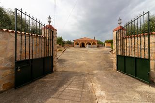 Xalet en Avenida campomanes badajoz 37. Chalet en parcela de 5000 metros con piscina y zona de ocio
