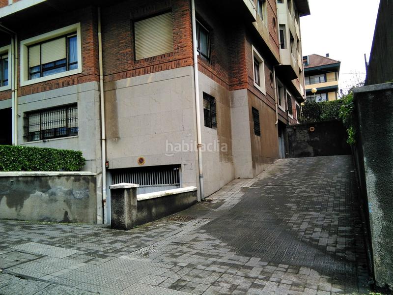 Foto b000219a-c806-474b-9d6d-901358212f2c. Aparcament cotxe a Neguri Getxo
