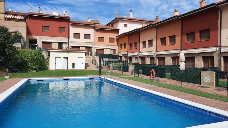 Foto e3fb65e0-5427-4505-9f14-a2386275bf0b. Casa adosada en Briones