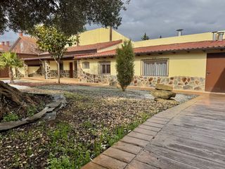 House in Calle cosme garcía 14. Casa   independiente a diez minutos de logroño con  terreno 1000