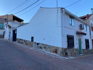 House  Calle bachiller sabuco. Vivienda en buen estado con cochera individual