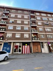 Aparcament cotxe  Calle erretentxu kalea. Garaje cerrado con entreplanta