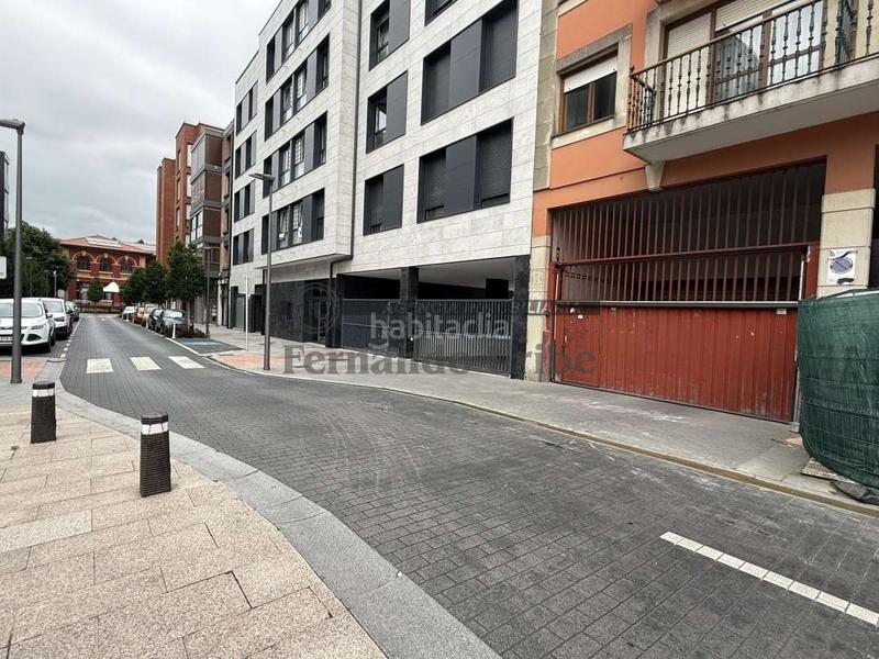 Foto e42bc937-81b5-40c0-81fe-9a3dee31441e. Aparcament cotxe a Durango