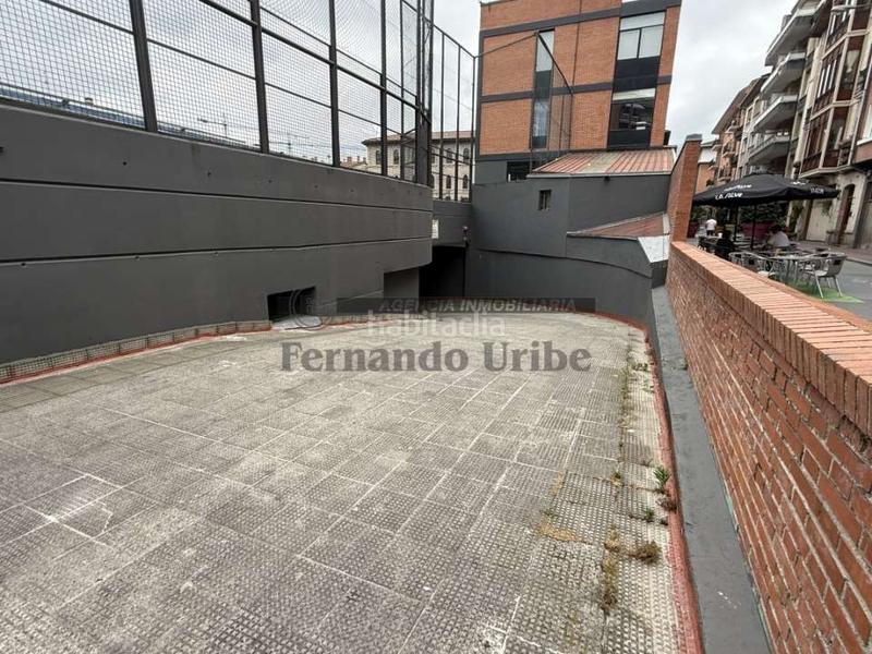 Foto 680405c8-c88d-4990-bdc7-afe54a84826a. Aparcament cotxe a Durango