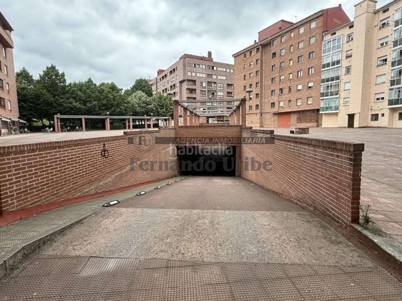 Foto c32a7149-4261-4ae4-8f8e-61be41020b32. Aparcament cotxe a Durango