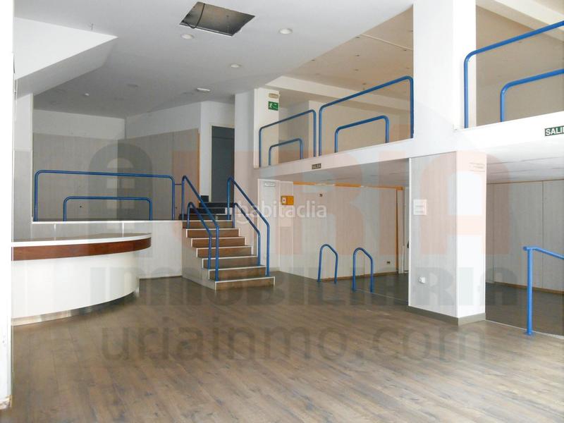 Foto 29c0acbd-9f3f-4219-8df5-e0ac8f9f8fe2. Alquiler local comercial local con gran escaparate en Oviedo