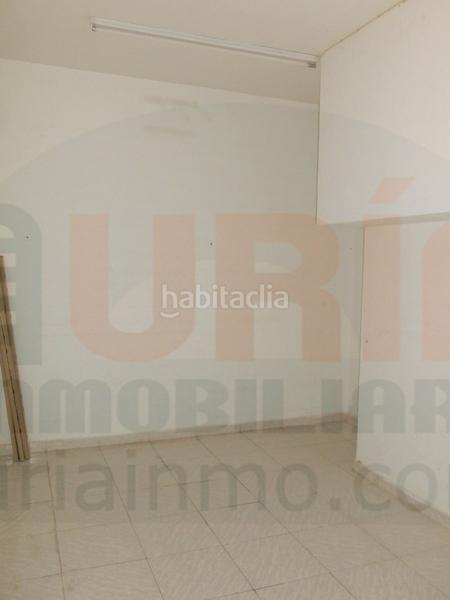 Foto 9d55e309-32e3-4dbb-a7a2-9532116dc1fc. Alquiler local comercial local con gran escaparate en Oviedo
