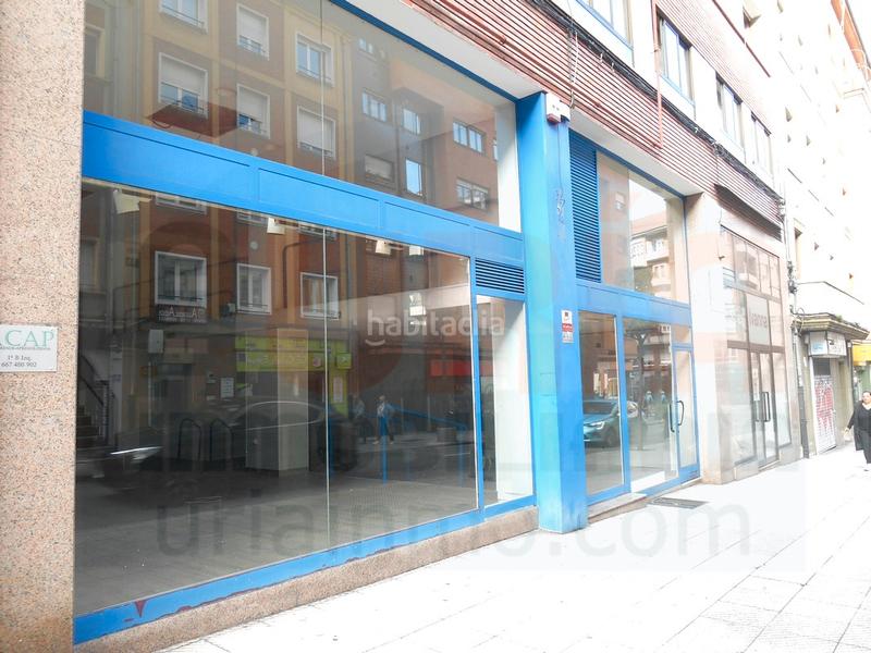 Foto b8c09c9f-02be-43a5-a332-e88f6a8d47a8. Alquiler local comercial local con gran escaparate en Oviedo