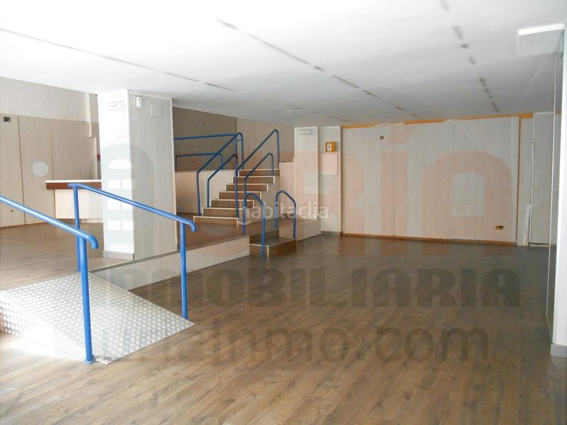 Foto f3c5abbf-12e7-4a84-b4a1-b4c59c51dafc. Alquiler local comercial local con gran escaparate en Oviedo