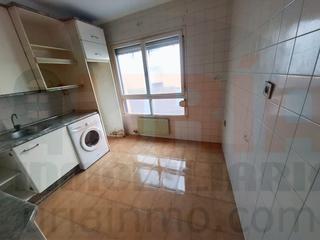 Pis a Avenida torrelavega 64. Piso de banco, 3 dormitorios