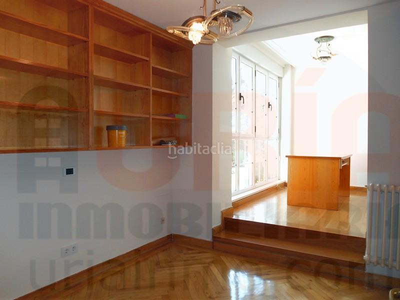 Foto 7ffc61fd-b27e-4654-8af5-2e3ddce12ff0. Rent semi detached house in calle de peña ubiña 5 in Oviedo