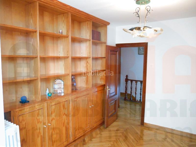 Foto c5d1885a-d3fd-40b6-899d-38b7f1616ddd. Rent semi detached house in calle de peña ubiña 5 in Oviedo