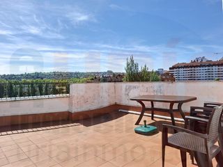 Rent Penthouse  Calle amparo pedregal. Ático en el milan con gran terraza y excelente orientación