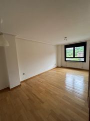 Rent Flat in Calle villafria 15. Piso de 3 dormitorios en villafría