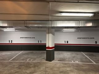 Alquiler Parking coche en Calle la regenta 27. Plaza de garaje en alquiler en la regenta 27 — edificio de obra