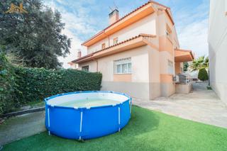 Casa pareada en Calle la paz 55. Hogares vende chalet pareado en casco urbano