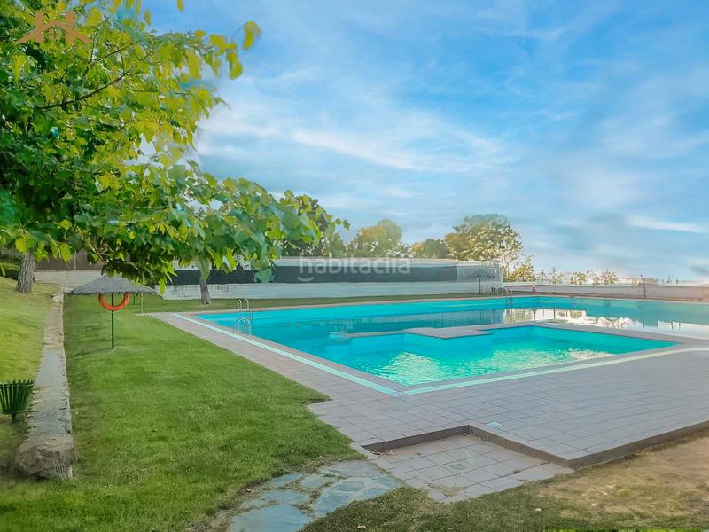 Foto 9b7f04a1-67d1-47f2-9e19-b70499e30b52. Casa a schiera con camino riscaldamento parcheggio piscina in Valdemorillo