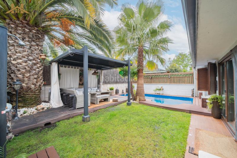 Foto bd5e7504-2529-44b5-a058-2f79d88bd0d6. Casa a schiera con camino riscaldamento parcheggio piscina in Valdemorillo