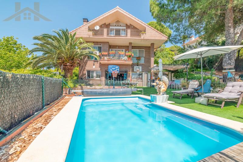 Foto bcebda13-d148-4018-b046-571cb5a38e99. Chalet with fireplace heating parking pool in Pino Alto-Navarredonda Valdemorillo