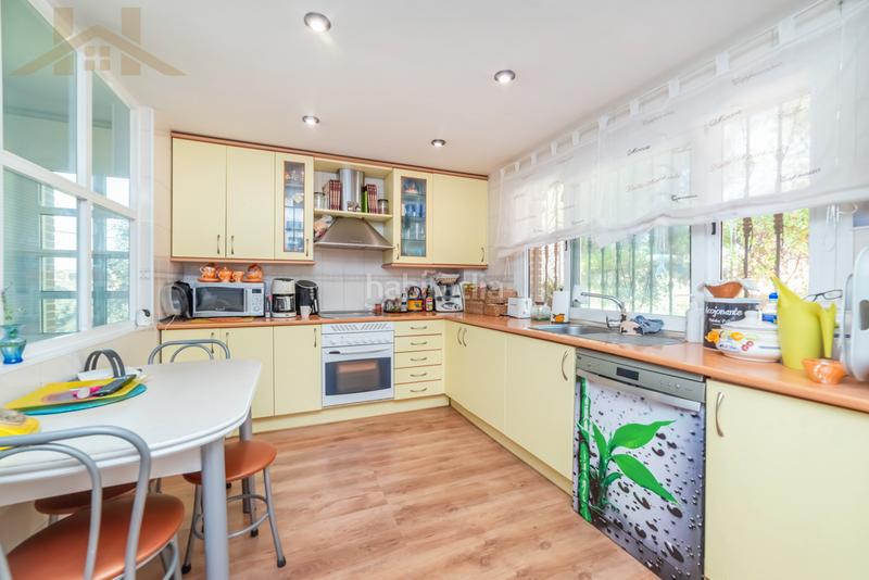 Foto 670c3b67-87e8-48f5-88f0-e841f9d5a804. Chalet con camino riscaldamento parcheggio piscina in Valdemorillo