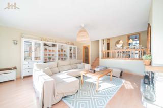 Maison jumelée à Pino Alto-Navarredonda. Chalet adosado de esquina con zonas comunes