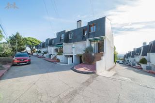 Casa adosada en Pino Alto-Navarredonda. Chalet adosado de esquina con zonas comunes