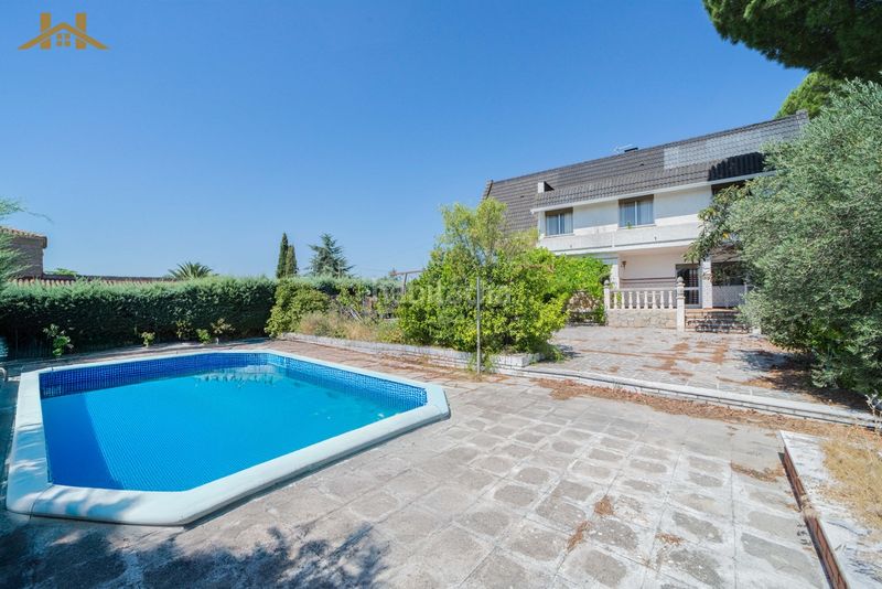 Foto 678d05ee-7458-4b1e-acfb-0661f4d4718f. Xalet amb xemeneia calefacció aparcament piscina a Valdemorillo