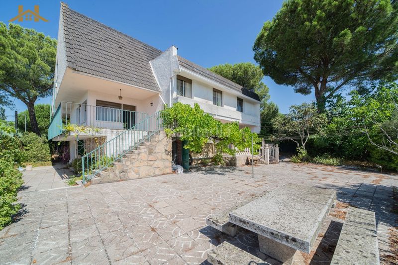 Foto 698d85c9-6ef0-443a-a61b-a4806bc3a792. Xalet amb xemeneia calefacció aparcament piscina a Valdemorillo