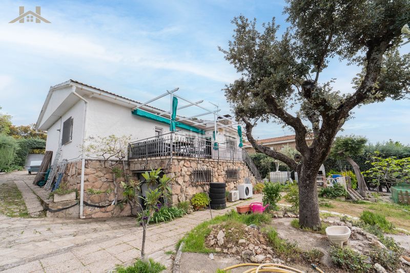 Foto b67c7c5e-0197-4c8a-a819-12873aeee8b0. Xalet amb xemeneia calefacció piscina a Cerro Alarcón Valdemorillo