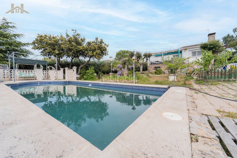 Foto c62eb20b-5b99-4a10-8ffa-a4f6ebd6d9c1. Xalet amb xemeneia calefacció piscina a Cerro Alarcón Valdemorillo