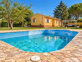 Chalet in Calle castillo de butrón 3. Chalet independiente en planta, con buen estado y listo para dis