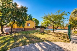Chalet en Calle castillo de butrón 3. Chalet independiente en planta, con buen estado y listo para dis