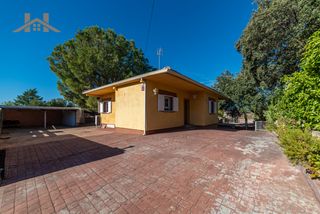 Chalet en Calle castillo de butrón 3. Chalet independiente en planta, con buen estado y listo para dis