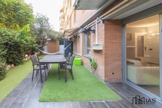 Rez-de-chaussée à Coll Favà. Planta baja con gran terraza jardín y piscina.