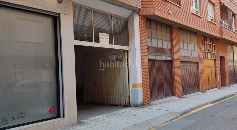 Foto b1b531d6-6c7e-4a68-bdf8-e18aa46e6575. Parking coche en Arnedo