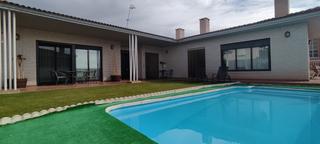 Xalet a Arnedo. Chalet con piscina y merendero