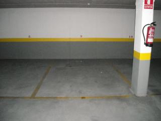 Car parking in Zona Fernández Labreda. Plaza de garaje amplia en la zona de maría victoria moreno